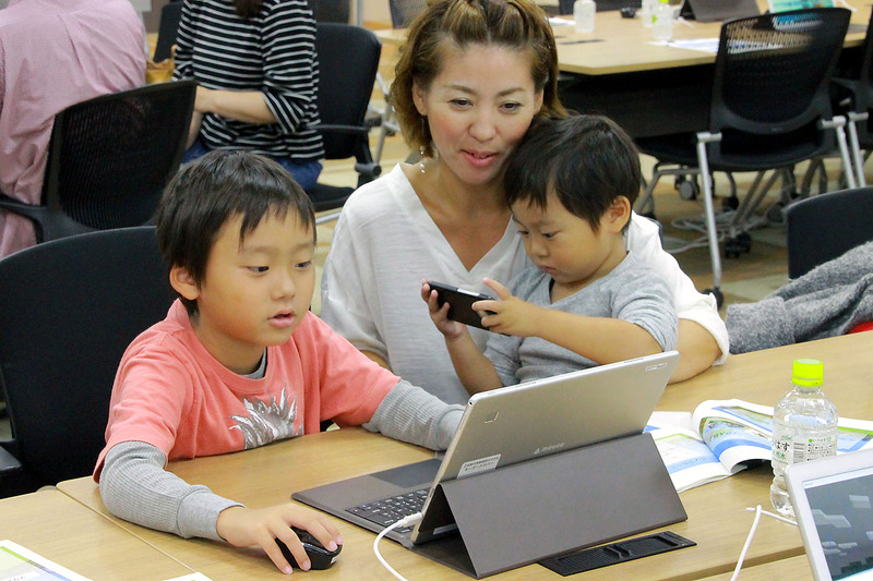 大人も子どもも一緒になって課題をクリアするために没頭