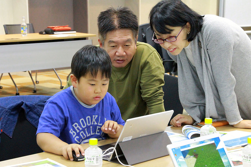 大人も子どもも一緒になって課題をクリアするために没頭