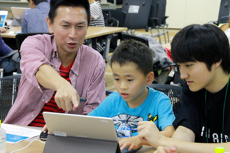 大人も子どもも一緒になって課題をクリアするために没頭