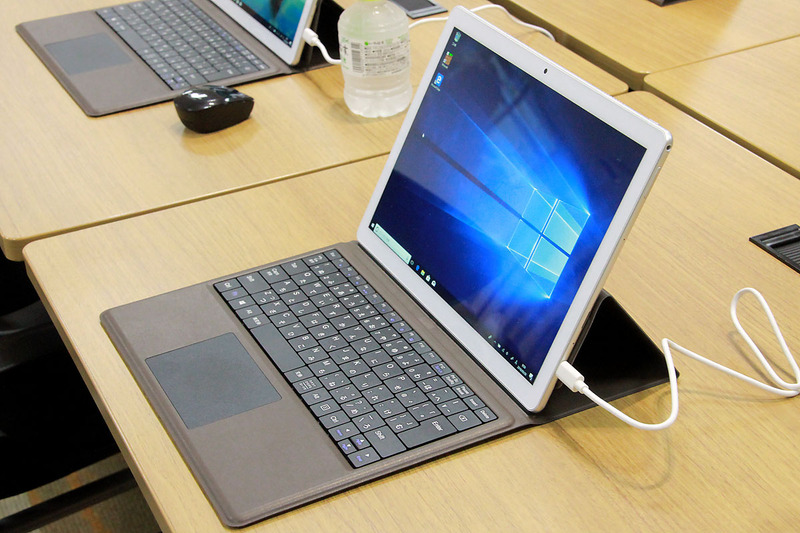 1人に1台、マウスコンピューター製の2-in-1パソコン「MT-WN1201E」を用意