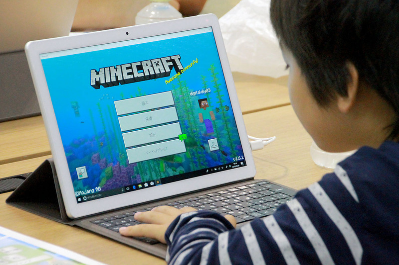 初めてパソコンでのマインクラフトに、説明書を見ながら操作をする子ども達