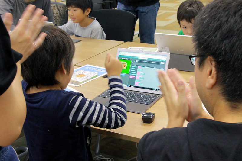 課題をクリアして、思わず拍手が湧き上がる