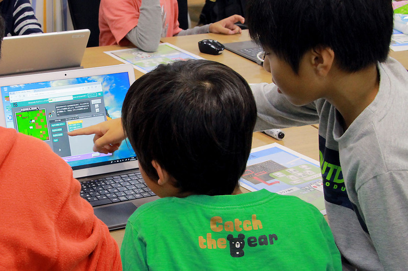 終わった子が隣の子にアドバイスする「学び合い」も自然に行われていた