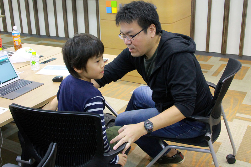 実際に自分の向きを変えたり、歩いたりして、プログラムが正しいかを確かめる姿も