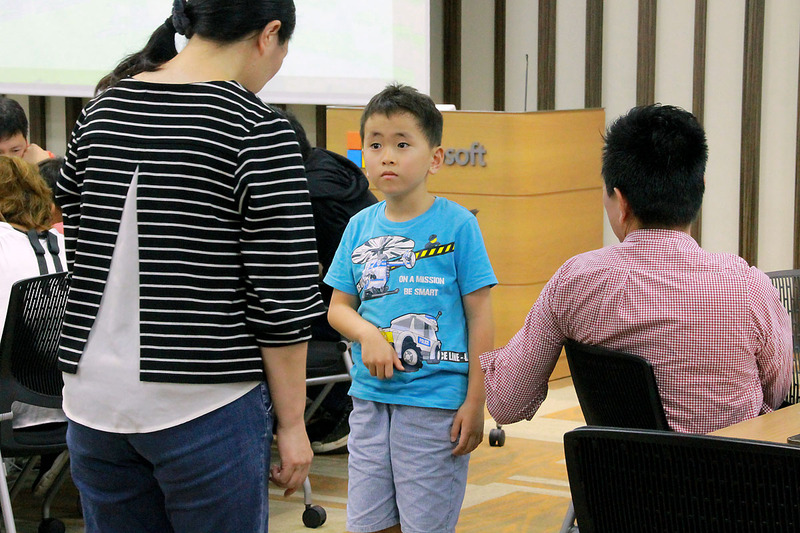 実際に自分の向きを変えたり、歩いたりして、プログラムが正しいかを確かめる姿も