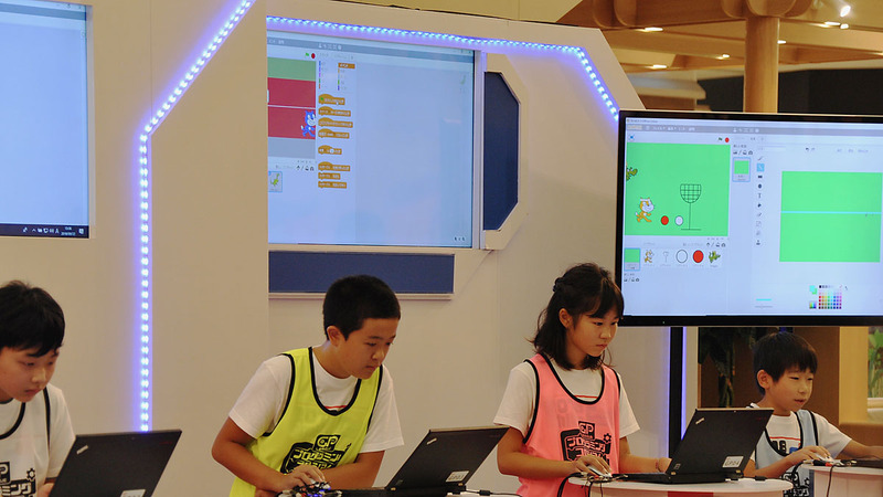 Scratchのプログラミングを進める子供達