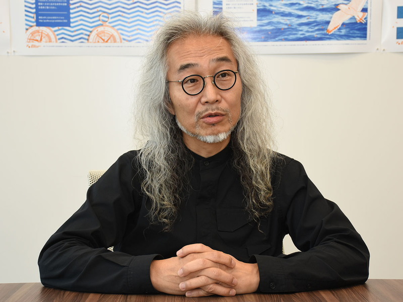 杉山知之（すぎやまともゆき）。1954年東京都生まれ。87年よりMITメディア・ラボ客員研究員として3年間活動。90年国際メディア研究財団・主任研究員、93年日本大学短期大学部専任講師を経て、94年10月デジタルハリウッド設立。2004年日本初の株式会社立「デジタルハリウッド大学院」を開学。翌年「デジタルハリウッド大学」を開学し、現在、同大学・大学院・スクールの学長を務めている。2011年9月、上海音楽学院（中国）との合作学部「デジタルメディア芸術学院」を設立、同学院の学院長に就任。2016年より「一般社団法人デザイン＆テクノロジー協会」理事長。