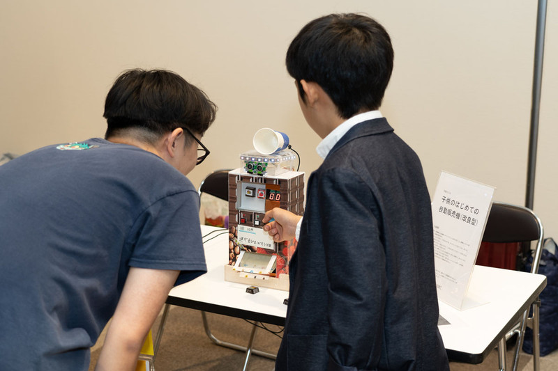 参加者自ら来場者に展示内容を説明する