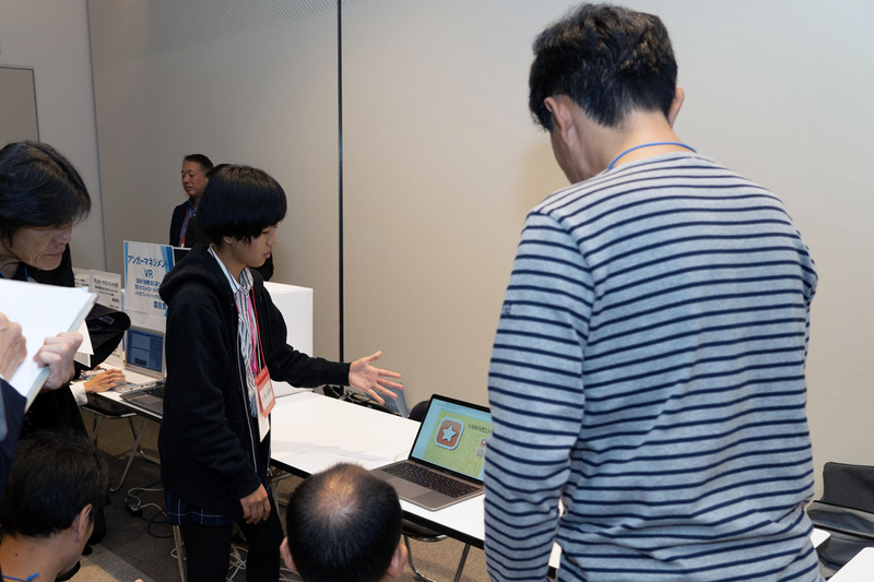 展示内容を審査員に説明する三橋さん