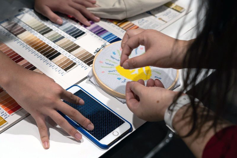 デモ展示ブースでは、菅野さんに使い方を尋ねる来場者を多く見かけた