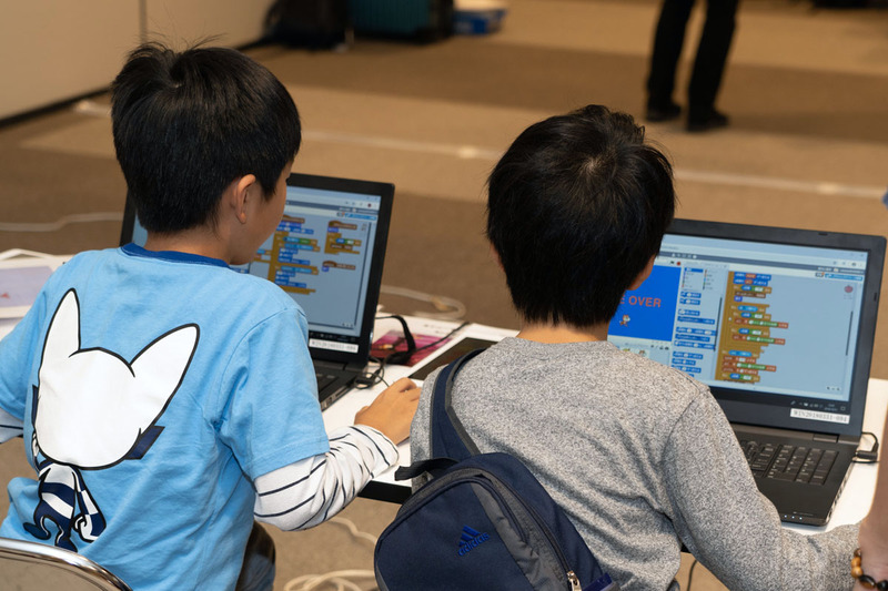 参加した子どもたちは、わからないところをスタッフに質問しながら、熱心に抗議を受けていた