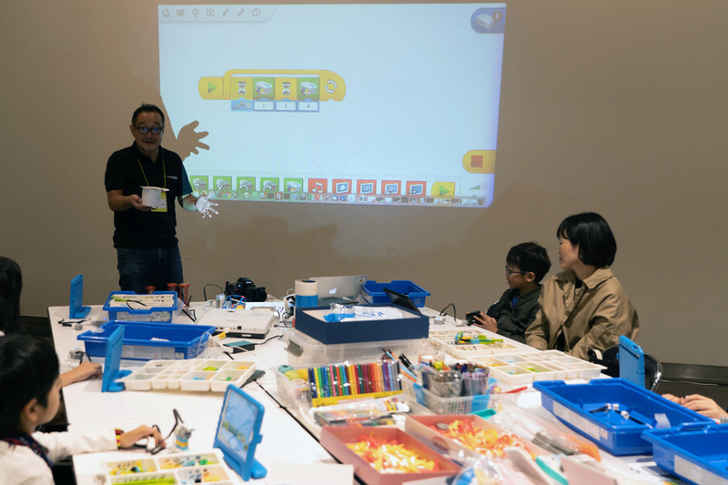 ロボット競技会「WRO」（World Robot Olympiad）入門ワークショップも実施。アイデアの出し方からレゴWeDoを使ったプログラミング体験、作品発表まで、ロボット競技会に参加するまでの流れを体験できた