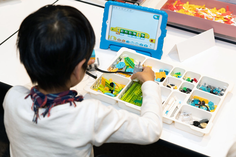 レゴWeDoでアイデアを形にする行程に取り組む姿は真剣そのもの