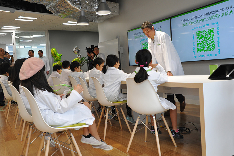 白を基調にしたアイロボットジャパン社オフィスで開始を待つ子どもたち