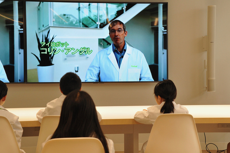 映像の中のコリン氏がひょっこり登場