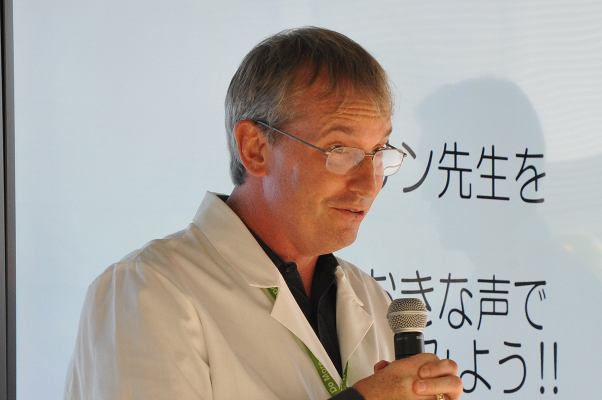 映像の中のコリン氏がひょっこり登場