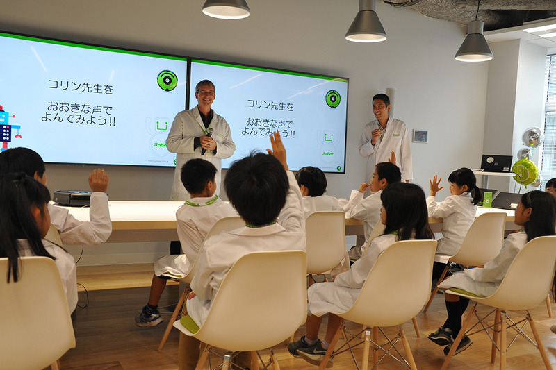 子どもたちのとやりとりを愉しそうに進めるコリン氏と、ものおじしない子どもたち