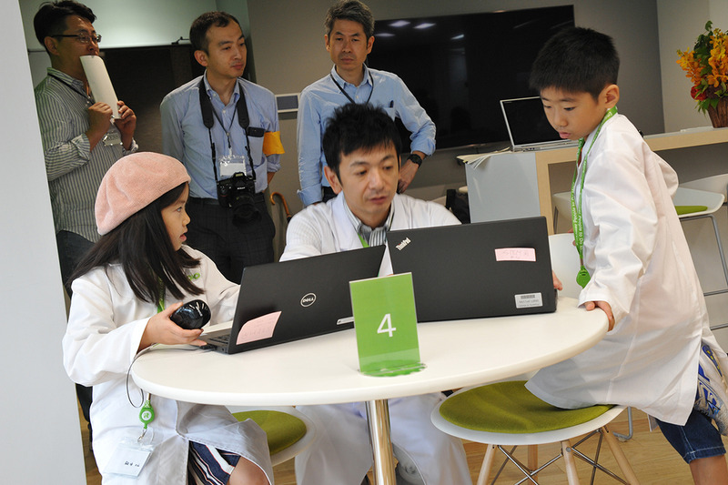 1人1台のPCでScratchを使ったプログラミングを楽しむ子どもたち