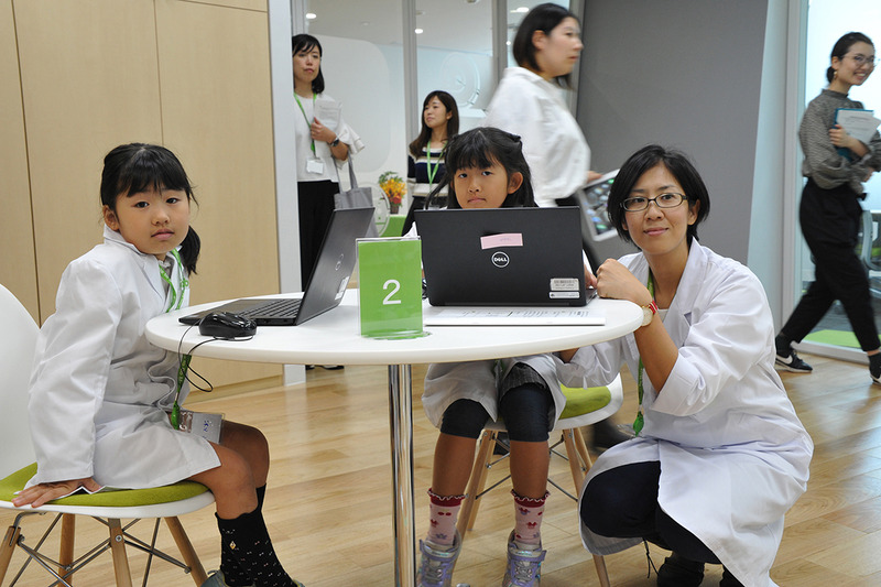 1人1台のPCでScratchを使ったプログラミングを楽しむ子どもたち