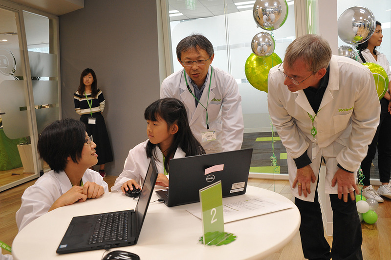 子どもたちの様子を優しく見守るコリン氏