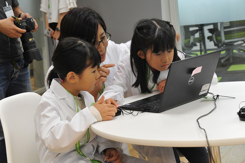 サポートを受けながら、プログラムに慣れていく様子の子どもたち