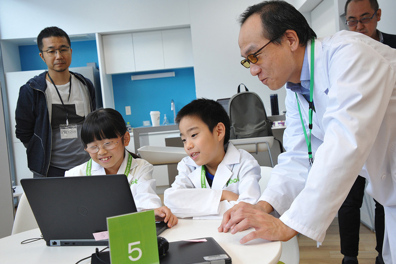 サポートを受けながら、プログラムに慣れていく様子の子どもたち