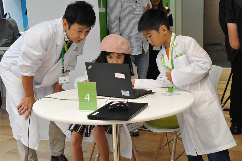 試行錯誤しながらプログラミングする子どもたちと作ったプログラムの例