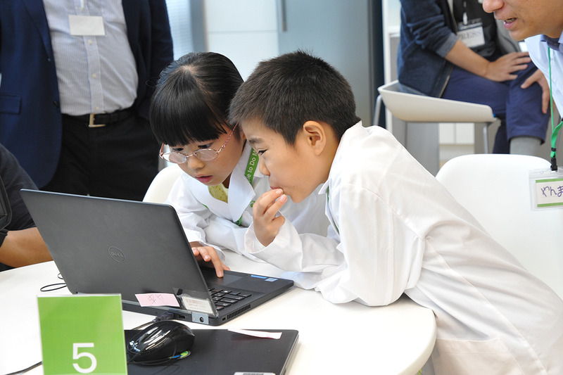 試行錯誤しながらプログラミングする子どもたちと作ったプログラムの例