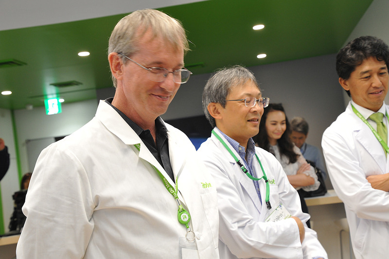 その様子を満足げに見るコリン氏