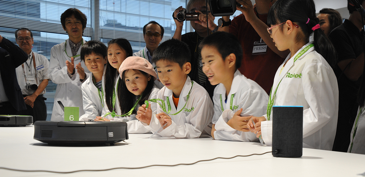 スマートスピーカーとルンバの連携に目をかがやかせる子どもたち