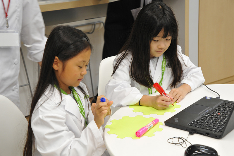 メッセージカードを記入する子どもたち