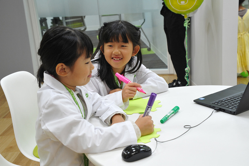 メッセージカードを記入する子どもたち