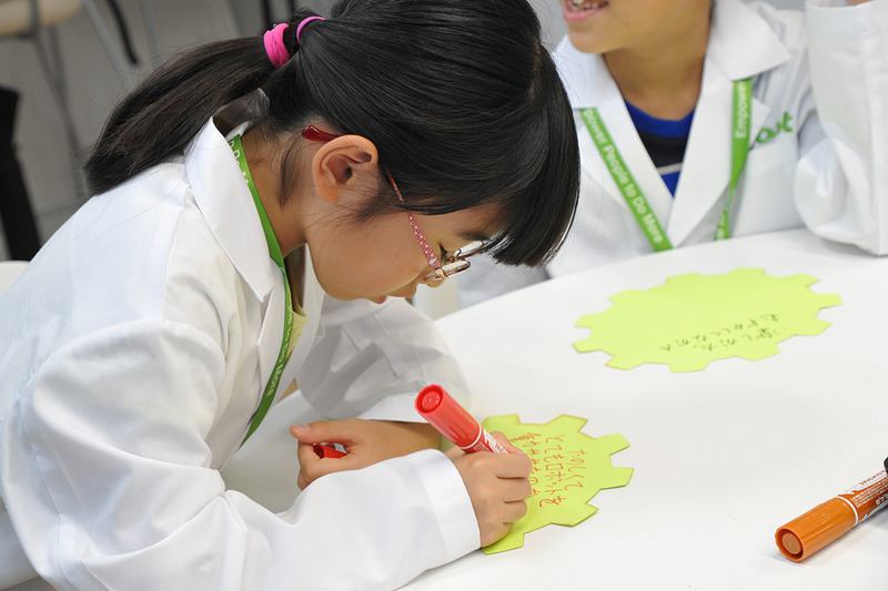 メッセージカードを記入する子どもたち