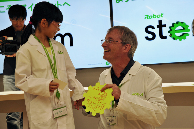 コリン氏と記念撮影する子どもたち