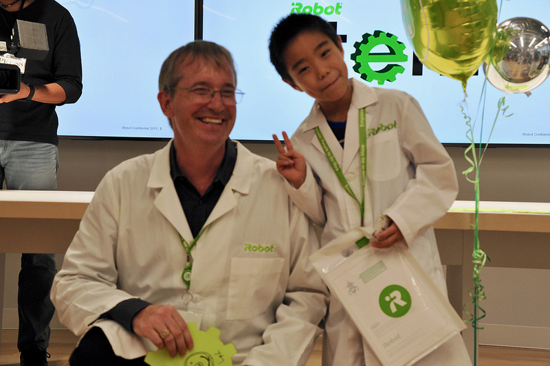 コリン氏と記念撮影する子どもたち