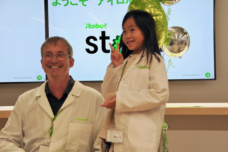 コリン氏と記念撮影する子どもたち