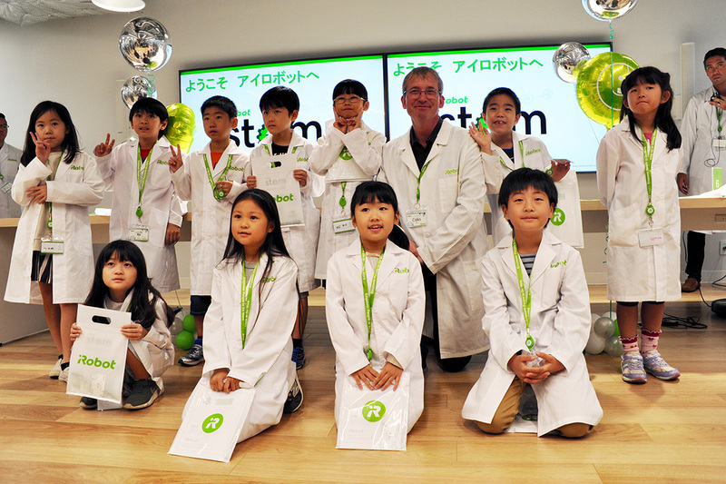 未来のロボットエンジニア達が集合して写真撮影