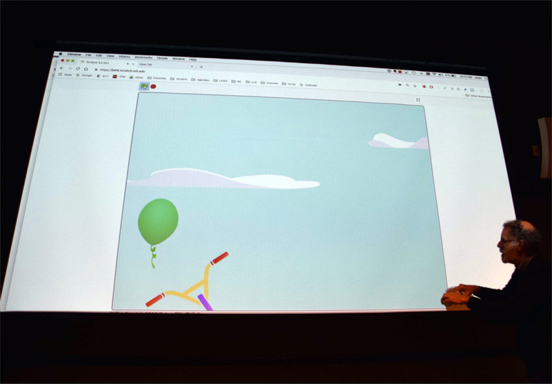 micro:bitを用いたゲームのデモ。「子どもたちがおもしろくなるような要素を追加した」という