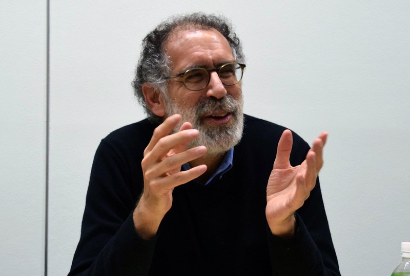 メディアからの質問に答えるレズニック氏