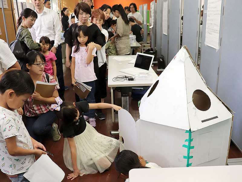 発表会の様子。子ども達それぞれにはブースが与えられ、自分の研究成果をほかの子ども達や来場の大人にプレゼンテーションをする。一生懸命にプレゼンテーションをする子ども達の姿がとても印象的だった