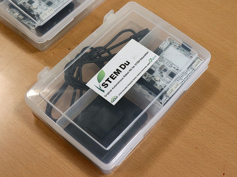 STEM教育センターで開発された制御ボード「<a href="http://course.co.jp/index.html">STEM Du</a>」。赤外線やコンパスなどのセンサーを接続可能で、モーターなどの制御もできる。ソフトウェアの開発は「Arduino IDE with ArduBlock for STEM Du」や「Scratch 1.4 for STEM Du」の利用が可能