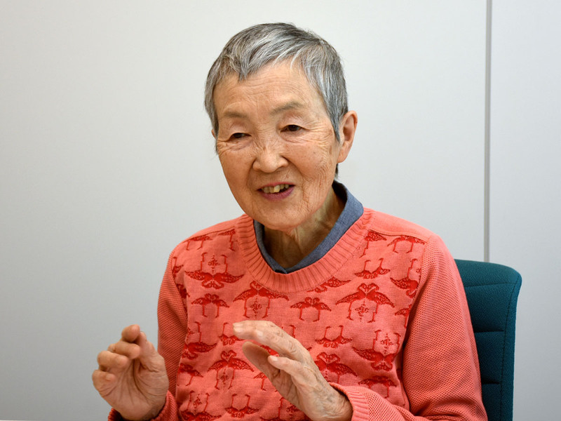 若宮正子（わかみや・まさこ）。1935年東京生まれ。定年をきっかけに、パソコンを独自に習得。1999年にシニア世代のサイト「メロウ倶楽部」の創設に参画し、現在も副会長を務めるほか、NPO法人ブロードバンドスクール協会の理事として、シニア世代へのデジタル機器普及活動に尽力している。2014年にはTEDトークに出演。2016年秋からiPhoneアプリを開発し、2017年6月には米アップルによる世界開発者会議「WWDC 2017」に特別招待される。2017年2月に国連総会で基調講演。安倍政権の「人生100年時代構想会議」の最年長有識者メンバーにも選出された。