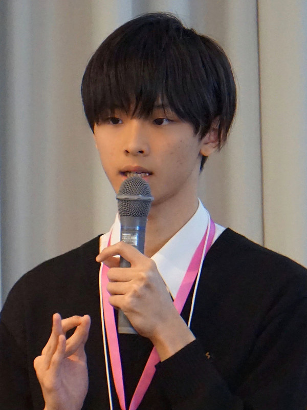 佐藤 怜さん（高1）。IoTで会議室の効率的な利用を支援するシステム「Smile会議室」を披露した。人感センサで会議室の稼働状況を把握し、5分間未使用の場合はカラ予約と判断し予約を削除したり、利用の延長可否を通知する機能なども盛り込んだ。佐藤さんは既に、会社の会議室を借りて同システムの検証も行っており、実現性についても説得力をもってアピールした。会場からは「ウチの会社でも使ってみたい」と声があがった
