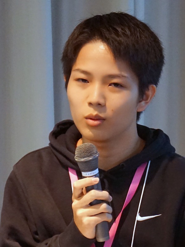 柴原佳範さん（高2）。日頃からメモ帳に書き込むのが習慣という柴原さんは、位置的に管理するメモサービス「Corkboard」を発表した。こだわった点は、自由な文字の配置や時間経過を感じられる紙のメモ帳のメリットをデジタルで再現すること。柴原さんは実装が間に合わなかったが、プレゼンでは、森の木々が移り変わる様子でアナログな感覚を体験できる機能などを説明した。「効率化や生産性を重視される技術ばかりではなく、人間の感情に寄り添う技術を実現したい」と想いを語った