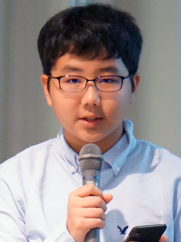 河原慶太郎さん（中3）は、対象物をカメラで撮影するだけで、それが何かを翻訳してくれるアプリ「写して翻訳」を発表した。外国人が日本へ来た時、身近な物の名前を知りたいときなど、それが何かをテキストで調べづらいときがある。そんな時に役立つことを想定して開発した。ほかにも、メニューなどのテキストをカメラで写すと翻訳も可能。河原さんは「さまざまな機能を組み合わせることで、外国人にとっていろんな場面で使えるアプリになる」とアピールした