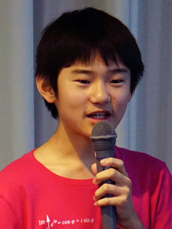 平野さん（中1）が作った、変化するキューブで楽しく英単語を学べるゲーム「Let’s えいごパズル」。試作品を小学2年生～4年生に試してもらい、改良を重ねた。平野さんは「自分は好きなものを作ってきたが、基礎知識が足りないことに気づいた」と述べ、未踏ジュニアで成長したことを楽しく語ってくれた