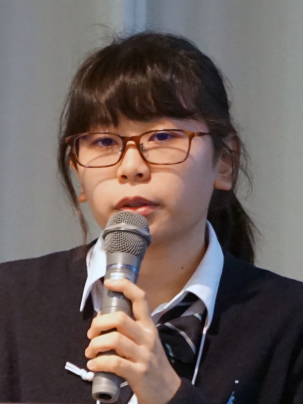 藤本さん（高2）が作成したのは、カプセルを通してつながるSNS「メモリーカプセル」。投稿者が埋めたカプセルを堀り出すときは、アプリに表示された距離と方向の指示に従って歩き、残り20m以内の地点でアプリ画面に盛り土のイラストが表示される。それを掘り起こせば、投稿を見ることができる仕組みだ