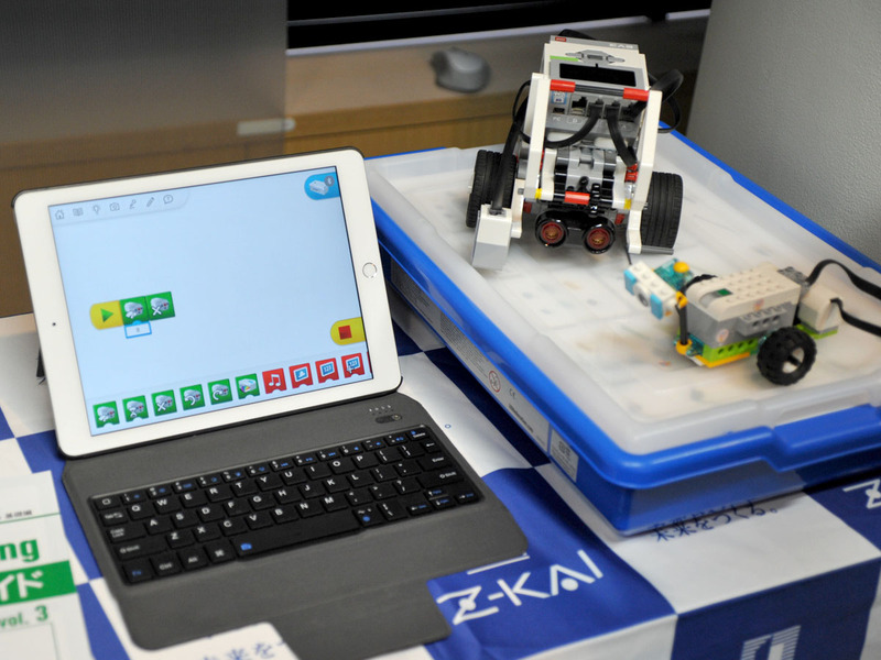LEGOマインドストームEv3、ロボホン、ペッパーとの連携や教材も展示されていた
