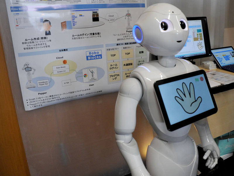 LEGOマインドストームEv3、ロボホン、ペッパーとの連携や教材も展示されていた