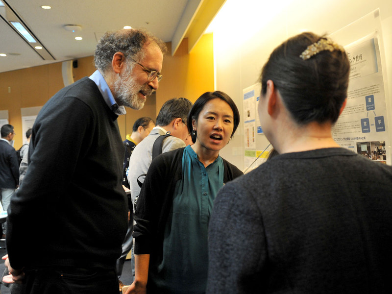 発表者の話に耳を傾けるミッチさんとサポートするMITメディアラボ博士研究員の村井氏、実行委員長の阿部氏